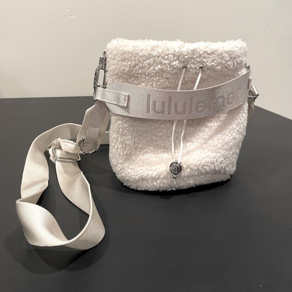 LULULEMON FLEECE CROSSBODY BUCKET BAG CREAMY WHITE